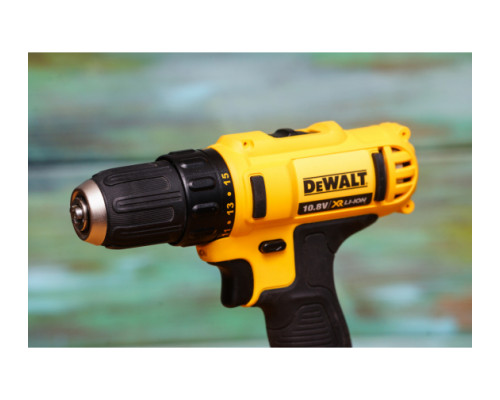 Аккумуляторная дрель-шуруповерт DEWALT DCD 710 C2