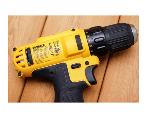 Аккумуляторная дрель-шуруповерт DEWALT DCD 710 C2