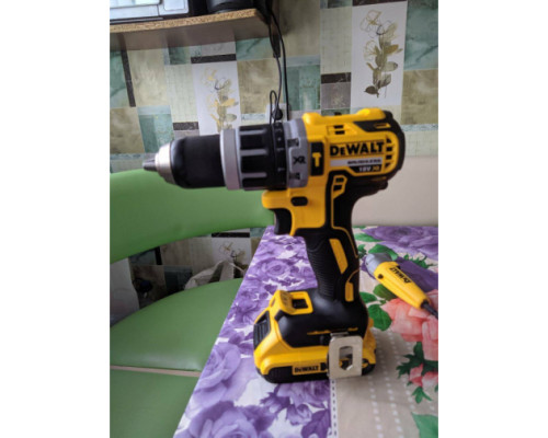 Бесщеточная ударная дрель-шуруповерт DEWALT DCD796D2