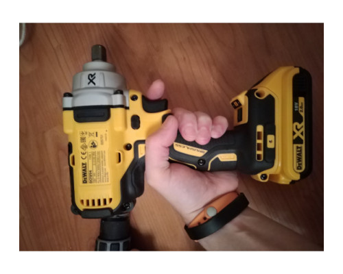 Гайковерт DEWALT DCF894N