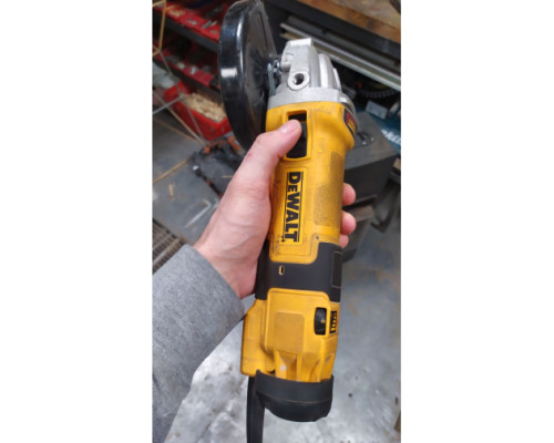 Угловая шлифмашина DEWALT DWE4257