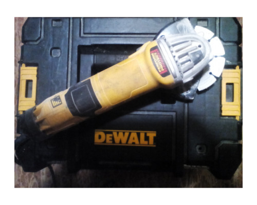 Угловая шлифмашина DEWALT DWE4257