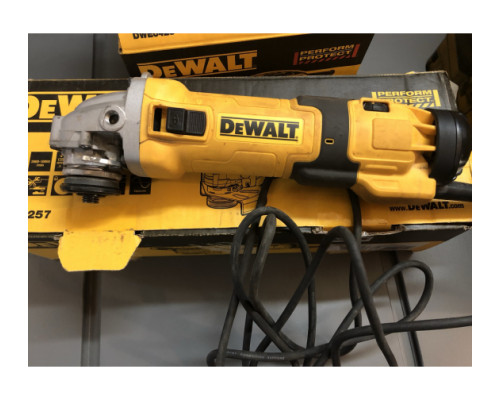 Угловая шлифмашина DEWALT DWE4257