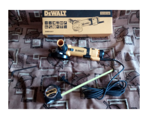 Угловая шлифмашина DEWALT DWE4257