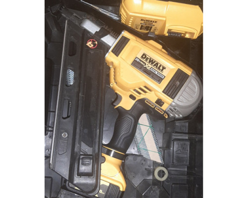 Универсальное зарядное устройство (18-54 В) DEWALT DCB118