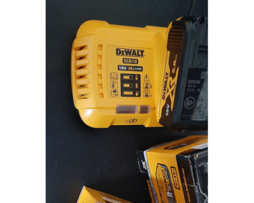 Универсальное зарядное устройство (18-54 В) DEWALT DCB118